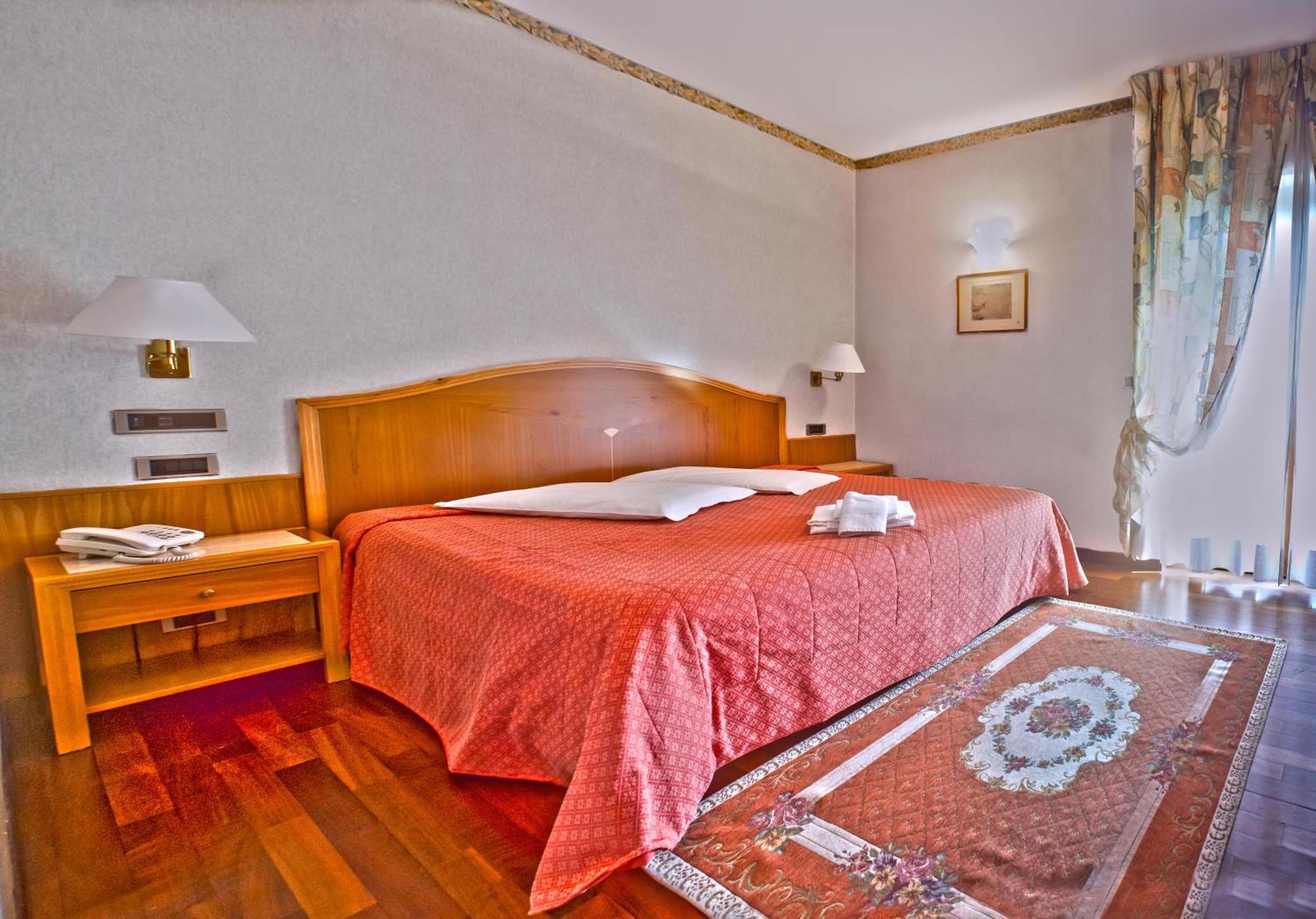 Hotel Lory & Ristorante Ferraro Celano Exterior photo